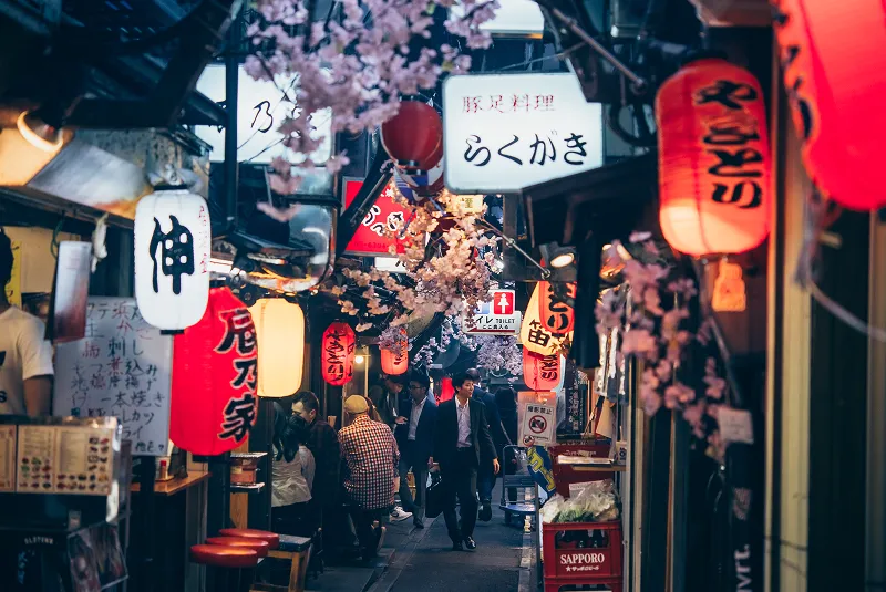 訪日観光客が訪れることで有名な、新宿・思い出横丁の写真。