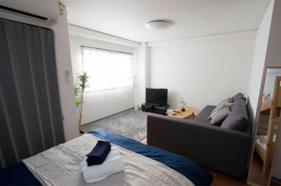 家具や家電が揃っている部屋のイメージ写真。