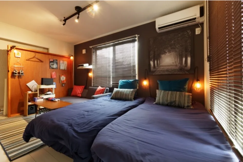 内装やターゲットを変えてリブランディングしやすいイメージの写真。窓の手前にベッドが２台置いてある部屋。