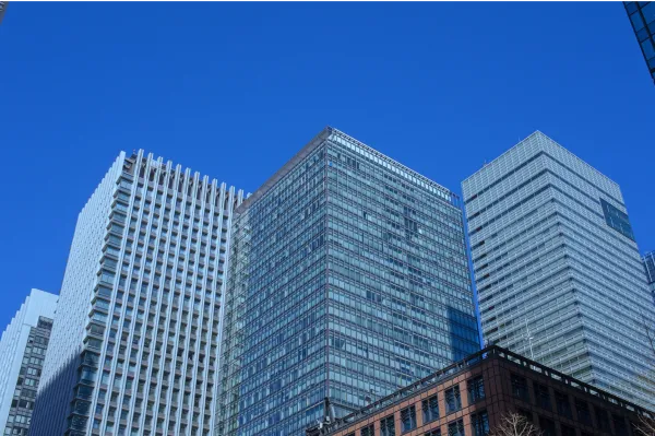 全国に広がる投資家・法人ネットワークのイメージ写真。ビル群を上から見上げている。