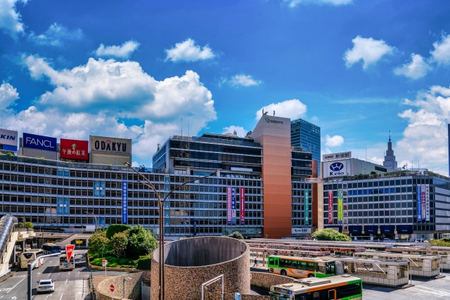 実際の新宿区の民泊市場データをチェック